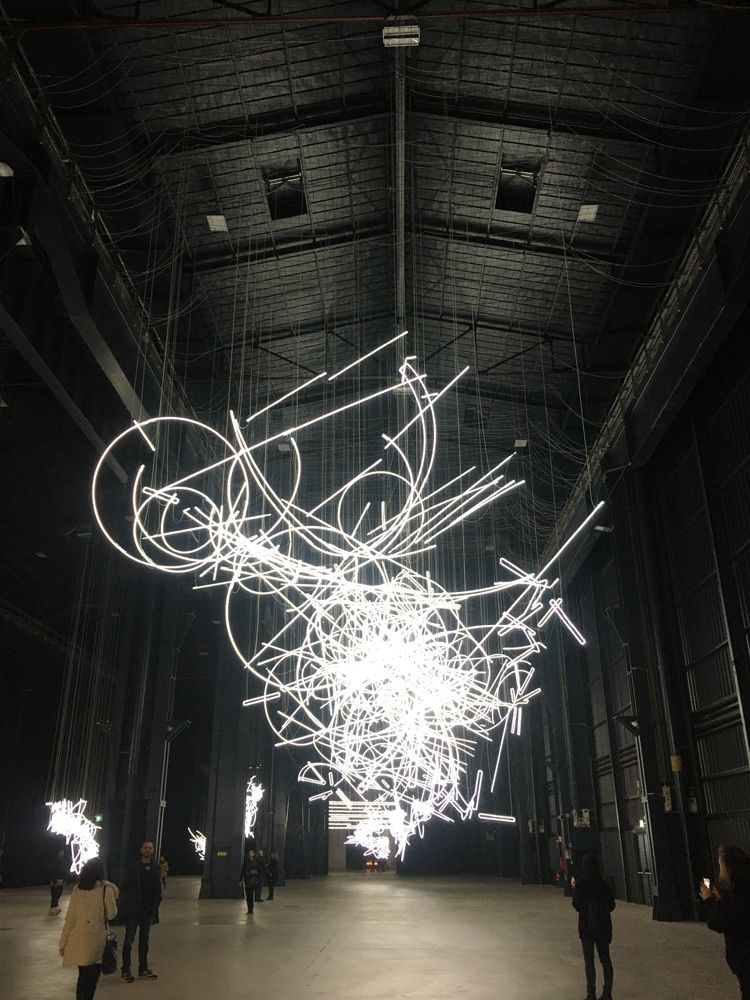 Memoria per Wyn Evans, in mostra a Milano spazi sonori e spettri di luce