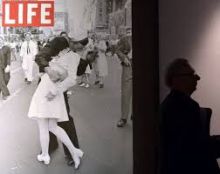 img - Greta Zimmer Friedman, un bacio iconico