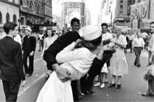 img - Greta Zimmer Friedman, un bacio iconico