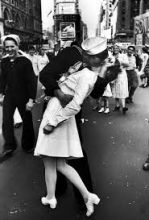 img - Greta Zimmer Friedman, un bacio iconico