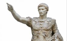 img - 2068 anni fa morì Giulio Cesare. Alla fermata di un tram