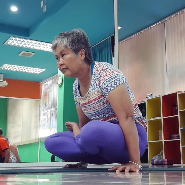 YOGA DEL MATTINO A POSTURA E BENESSERE