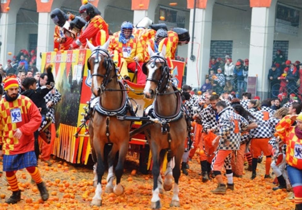 CARNEVALE DI IVREA: LA BATTAGLIA DELLE ARANCE