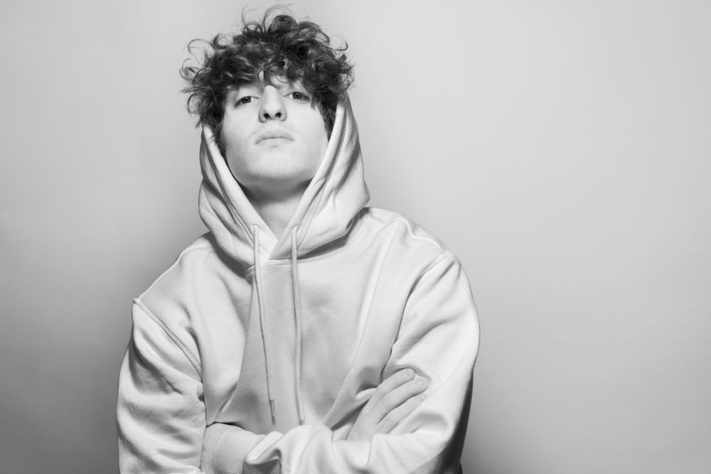 Venerdì 12 aprile esce in radio e in digitale "MOVIE", il singolo di debutto di DANIEL POSNIAK. 