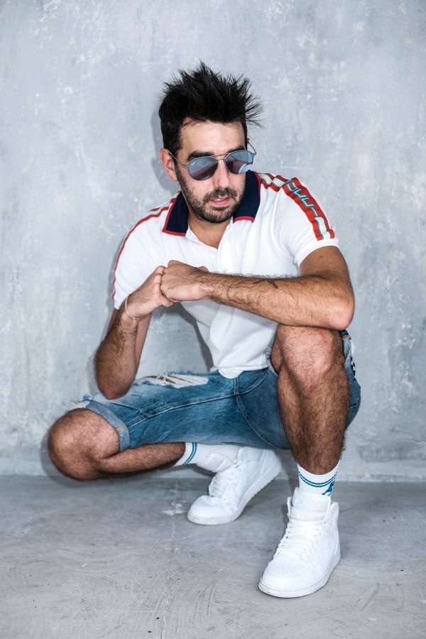 DJ MATRIX: oggi esce il singolo con iPantellas e Giuli "ITALIANI IN VACANZA". È online il video su YouTube. 