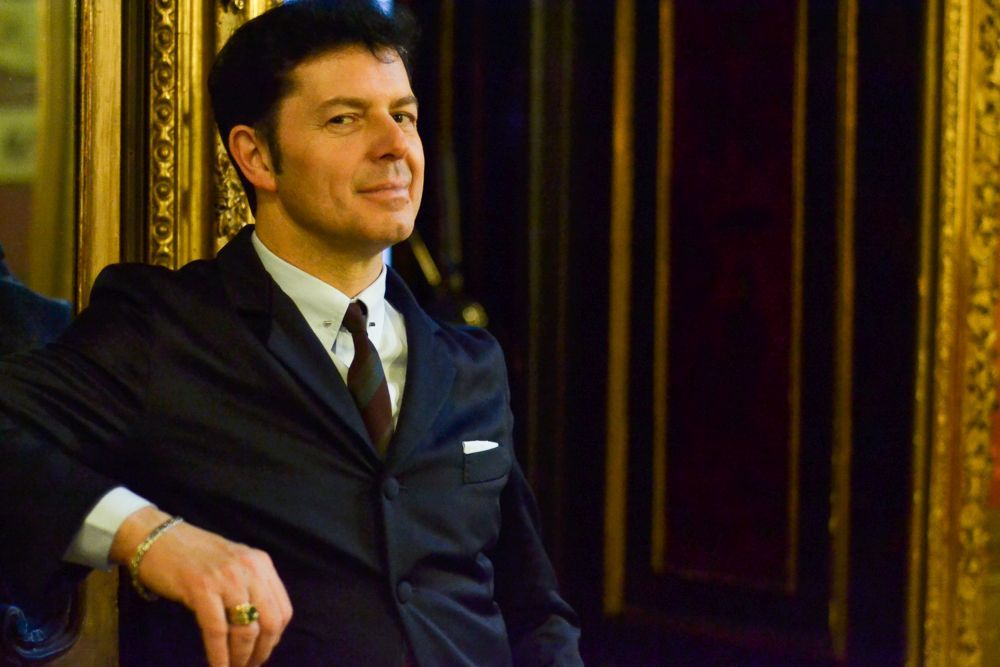 OSCAR DEGLI STATUTO CREA “SENTIMENTI TRAVOLGENTI” CON ELEGANZA