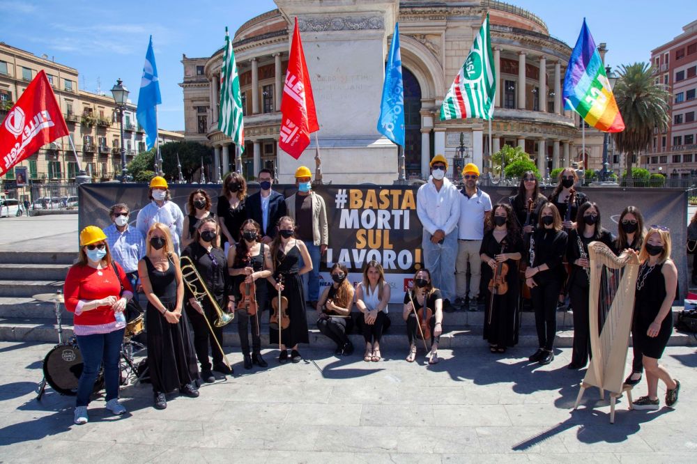 #BastaMortiSulLavoro - Women Orchestra in piazza 