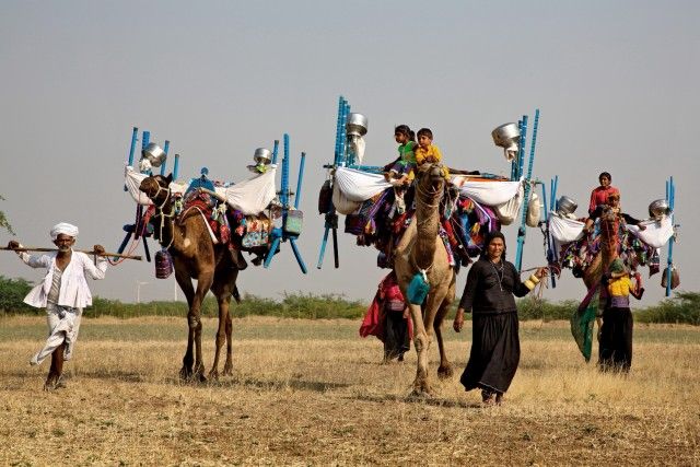 Alla Fabbrica del Vapore la mostra foto/antropologica "ANCORA IN CAMMINO" (in migrazione con i pastori Rabari Vagadiya del Kutch) di BRUNO ZANZOTTERA ed ELENA DAK