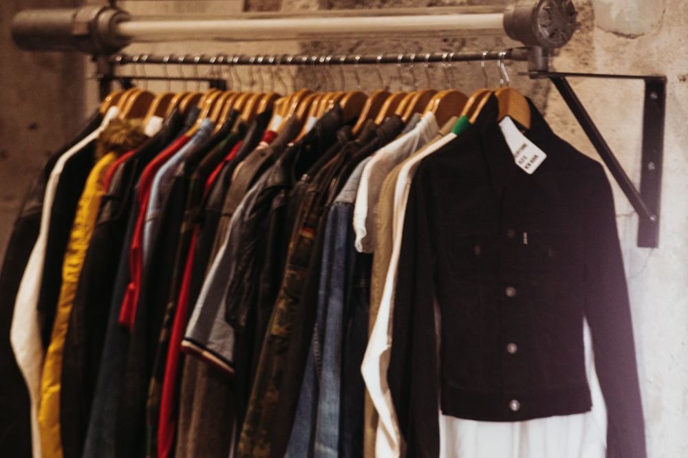 RETROGRADE - TUTTO L’ABBIGLIAMENTO VINTAGE