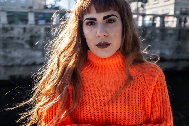 SARA J JONES - “WATERPROOF” AUTOANALISI E RINASCITA