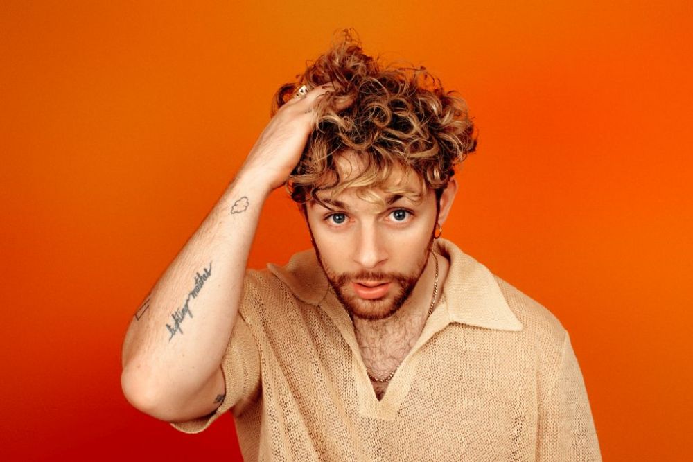  Il cantautore britannico TOM GRENNAN torna con "REMIND ME"