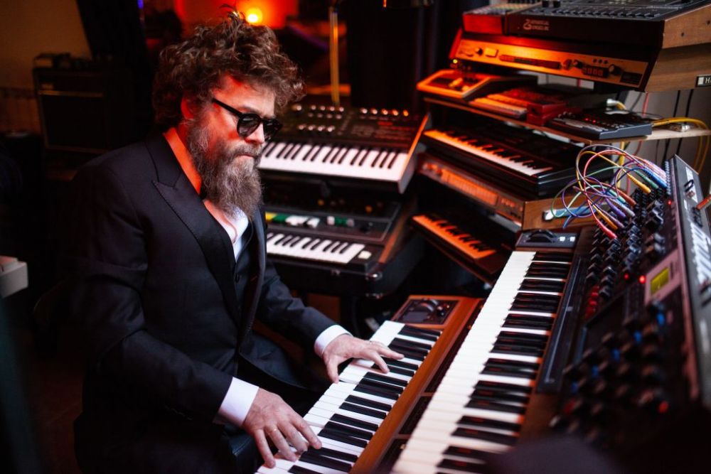 EXTRALISCIO - Il 6 maggio esce il nuovo album “ROMANTIC ROBOT” pensato e guidato da MIRCO MARIANI