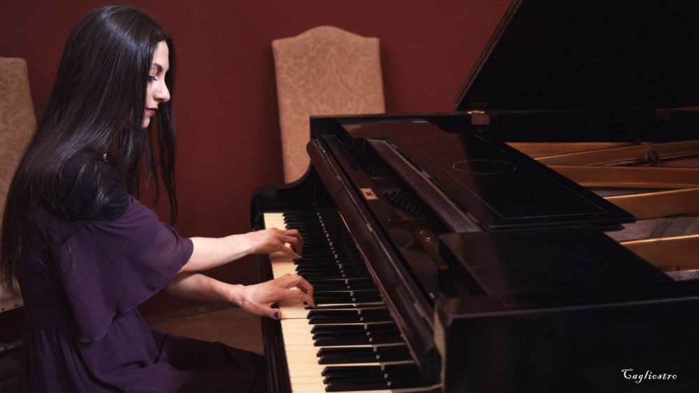 La compositrice e pianista VERONICA RUDIAN è al lavoro sul suo nuovo disco di composizioni inedite