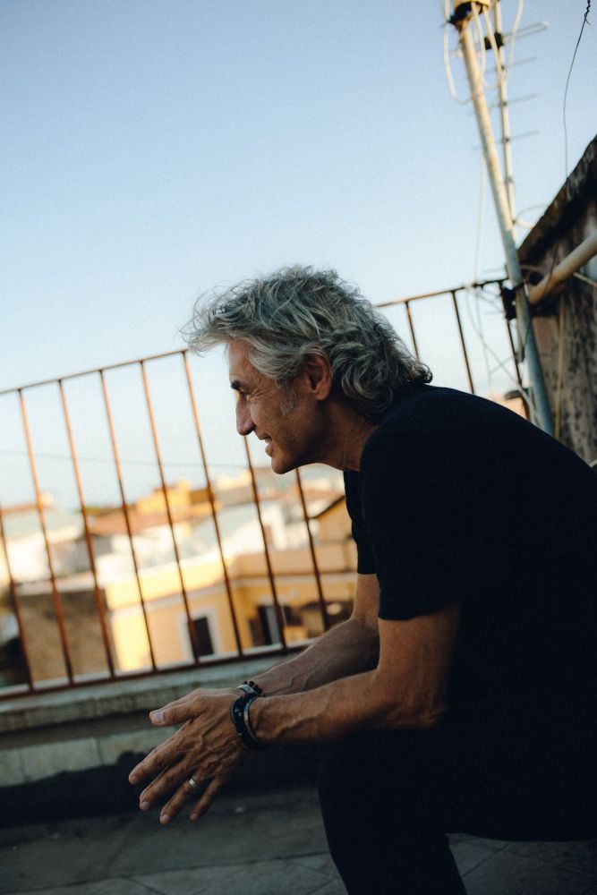 LUCIANO LIGABUE - Il 25 agosto esce "UNA CANZONE SENZA TEMPO", il nuovo singolo che anticipa l'album di inediti "DEDICATO A NOI", in uscita il 22 settembre