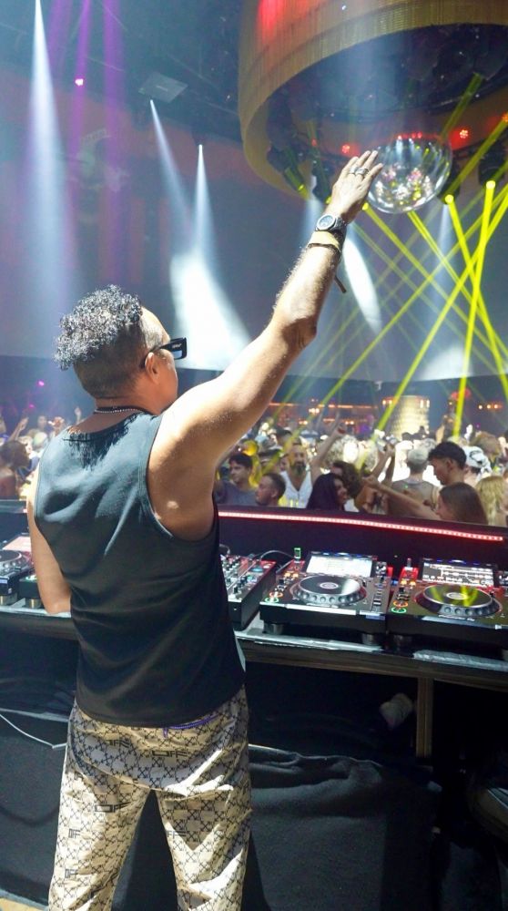 JOE T VANNELLI chiude il SUMMER TOUR 2023, che lo ha portato nei più prestigiosi locali e club del mondo, lunedì 11 settembre a IBIZA all’iconica serata La Troya del Club Chinois