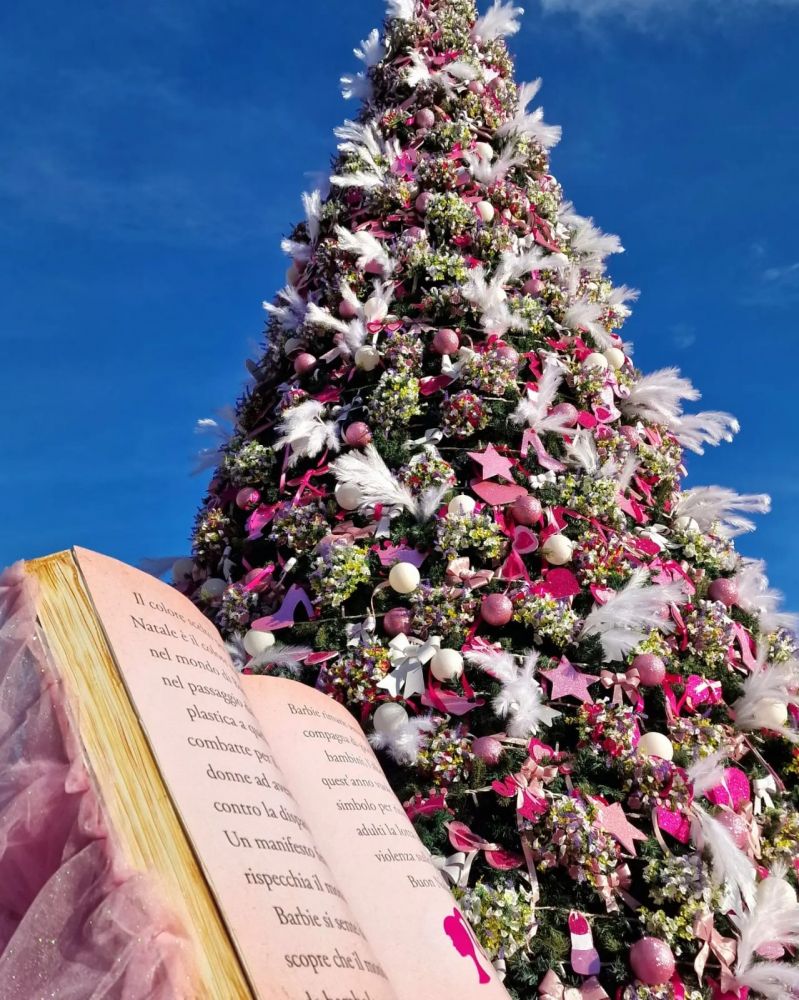 A TERRASINI L’ALBERO DI NATALE È ROSA