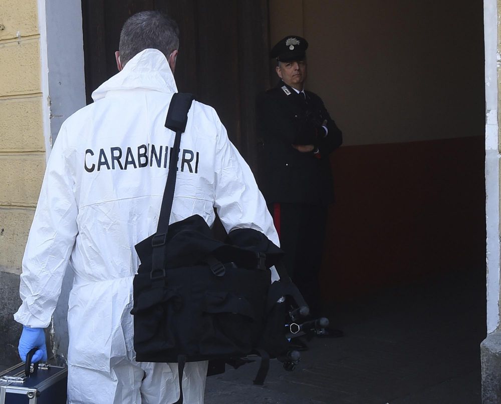 CADAVERE IN UN BAULE - GIALLO A MONDRAGONE