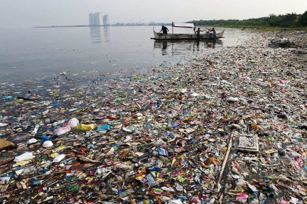 UN MILIONE DI BOTTIGLIE AL MINUTO: PERICOLOSO TANTO QUANTO IL CAMBIAMENTO CLIMATICO